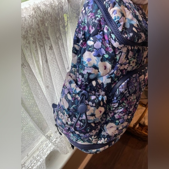 NWT Vera Bradley Featherweight Commuter Backpack ARTIST’S GARDEN PURPLE - Picture 11 of 15